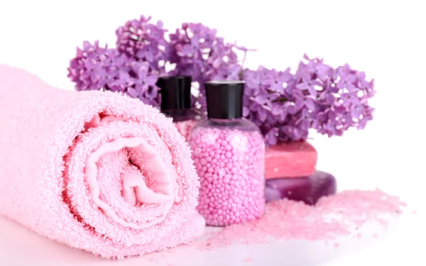 Composizione con trattamento termale, asciugamani e fiori lilla, isolati su bianco — Foto Stock