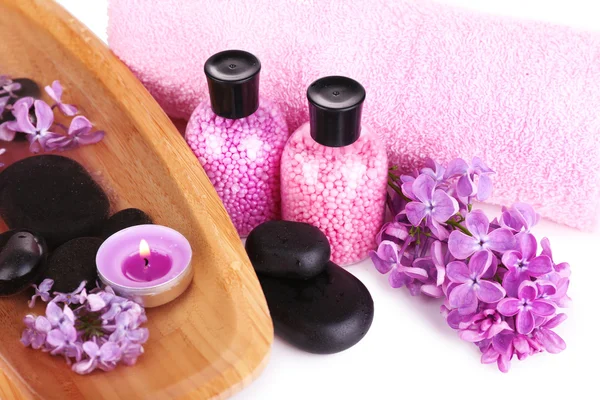Composição com tratamento de spa, tigela de madeira com água, toalha e flores lilás, isolado em branco — Fotografia de Stock