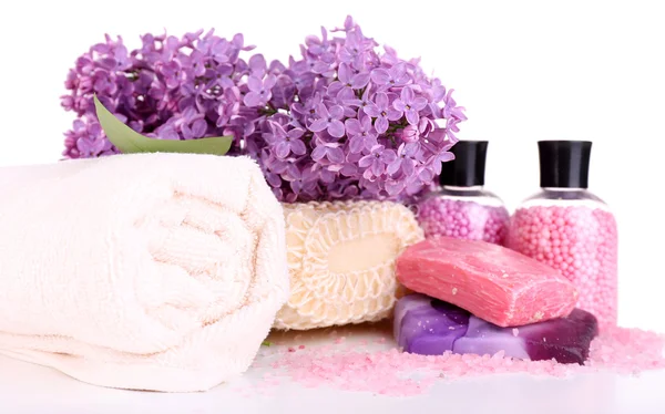 Složení s lázeňské léčby, ručníky a lila květy, izolované na bílém — Stock fotografie