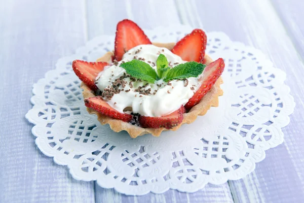 Tasty tartlet with strawberries on table close-up — Stock Photo, Image