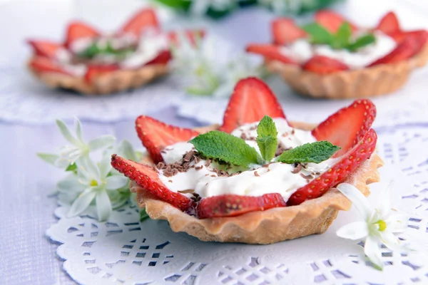 Tartelettes savoureuses aux fraises sur table close-up — Photo