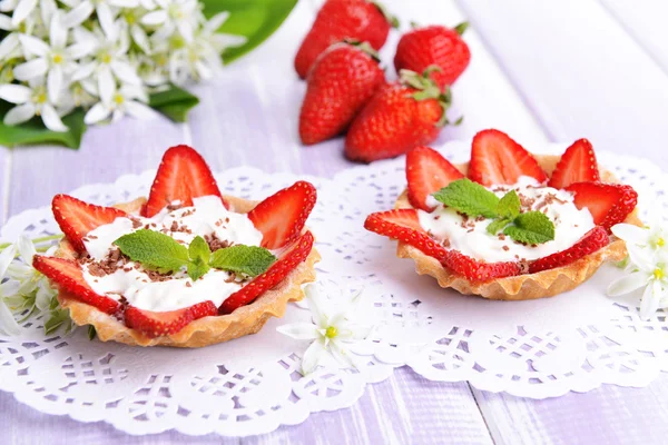 Välsmakande tartlets med jordgubbar på tabell närbild — Stockfoto
