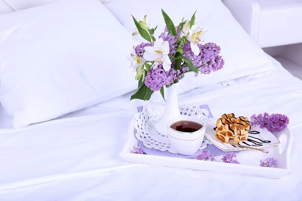 Bandeja de madeira com café da manhã leve na cama — Fotografia de Stock