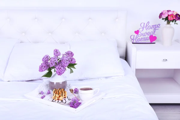 Bandeja de madera con desayuno ligero en la cama —  Fotos de Stock