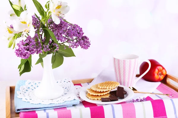 Light breakfast and beautiful bouquet on bed — Stock Photo, Image