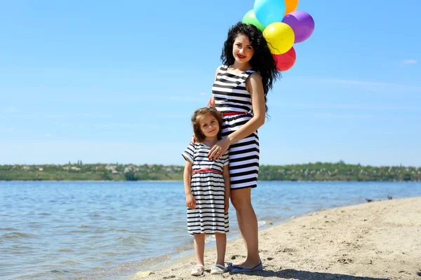 Mutlu anne ve kızı sahilde — Stok fotoğraf