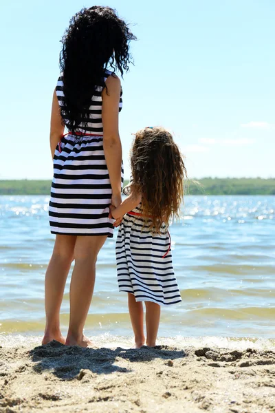 Šťastná maminka a dcera na pláži — Stock fotografie