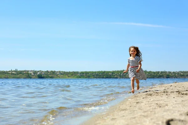 Schönes kleines Mädchen am Strand — Stockfoto