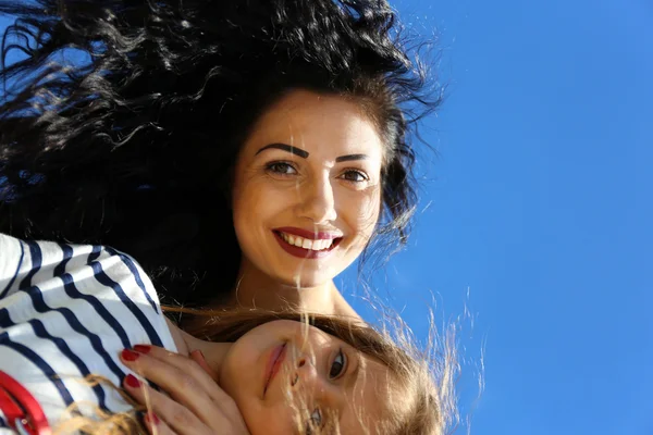 Boldog anya és lánya a kék ég háttér — Stock Fotó