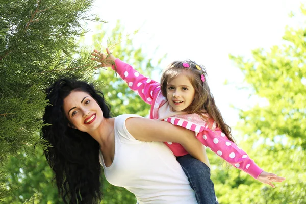 Mãe e filha felizes. Caminhe no parque verde — Fotografia de Stock