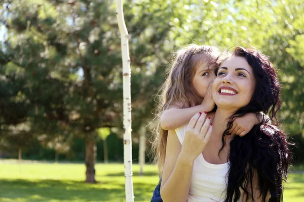 Glad mamma och dotter. promenad i den gröna parken — Stockfoto