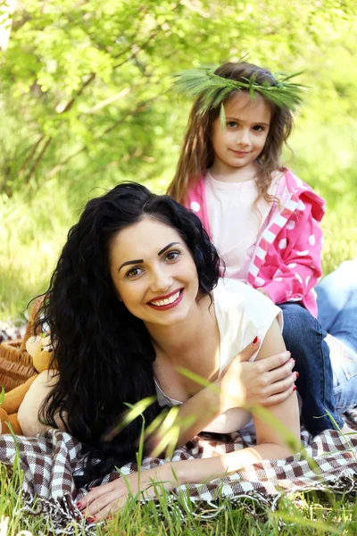 행복 한 엄마와 딸입니다. 녹색 공원에서 피크닉 — 스톡 사진