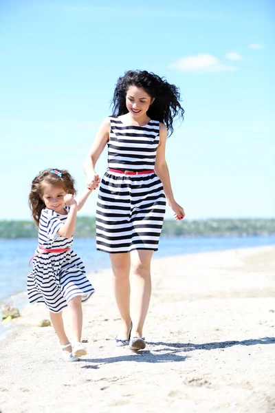 Mãe e filha felizes. Caminhe na praia — Fotografia de Stock