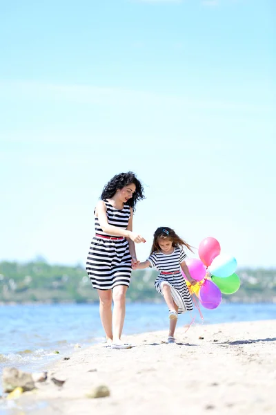 Happy mom and daughter. Walk on the beach — 스톡 사진