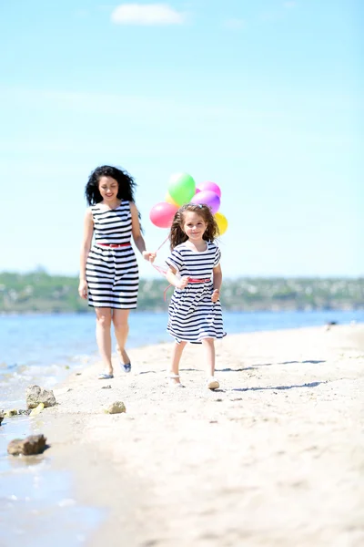 Mutlu anne ve kızı sahilde — Stok fotoğraf