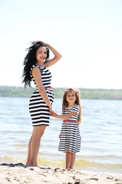 Šťastná maminka a dcera na pláži — Stock fotografie