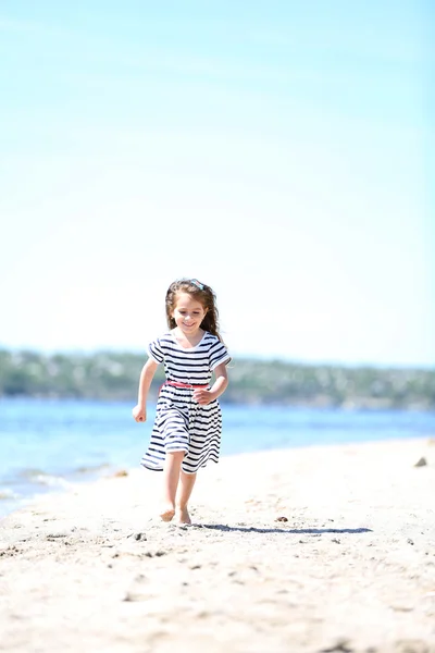 Schönes kleines Mädchen am Strand — Stockfoto
