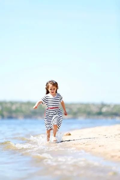 Piękne dziewczynki na plaży — Zdjęcie stockowe