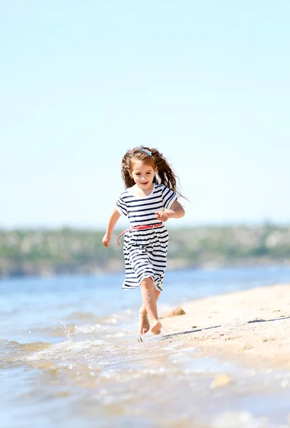 Belle petite fille sur la plage — Photo