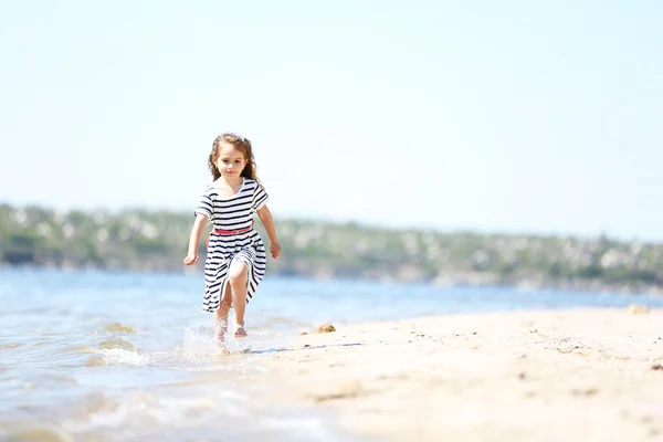 Красива маленька дівчинка на пляжі — стокове фото
