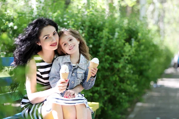 Glad mamma och dotter. promenad i den gröna parken — Stockfoto