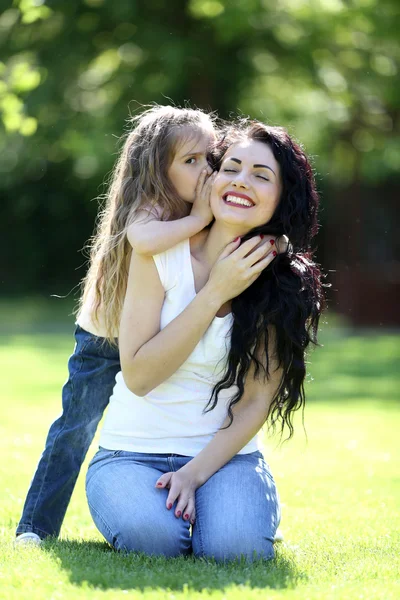 Feliz mamá y su hija. Caminar por el parque verde — Foto de Stock