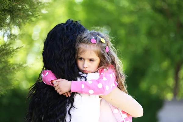 Gelukkig moeder en dochter. wandelen in het groene park — Stockfoto