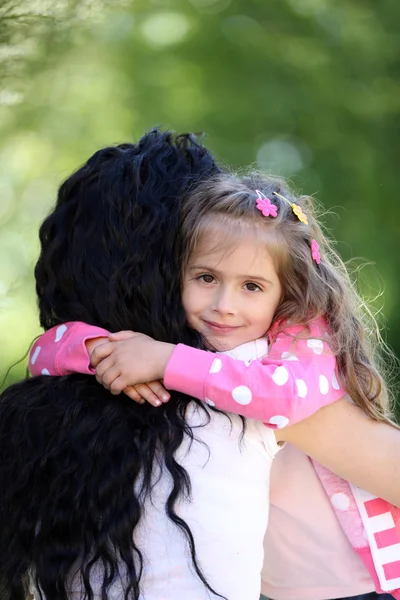 Glückliche Mutter und Tochter. Spaziergang im grünen Park — Stockfoto