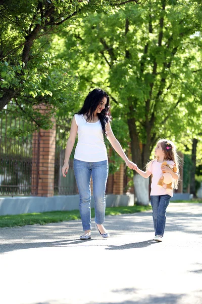 Glückliche Mutter und Tochter. Spaziergang im grünen Park — Stockfoto