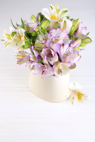 Bouquet de freesias en pichet sur table close-up — Photo