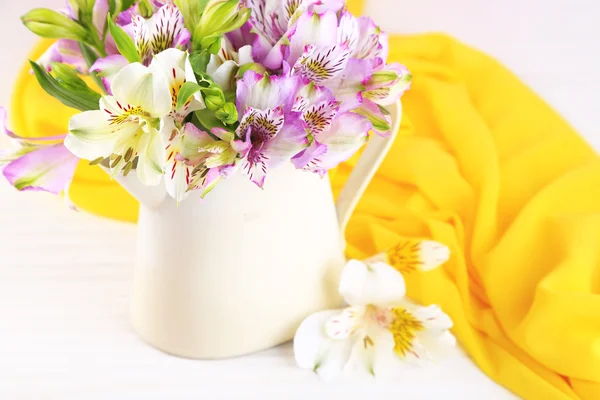 テーブルのクローズ アップの投手 freesias の花束 — ストック写真