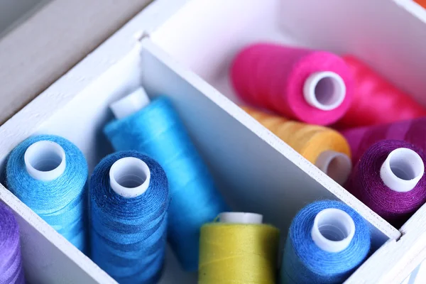 Multicolor sewing thread in wooden box, close-up — Stock Photo, Image