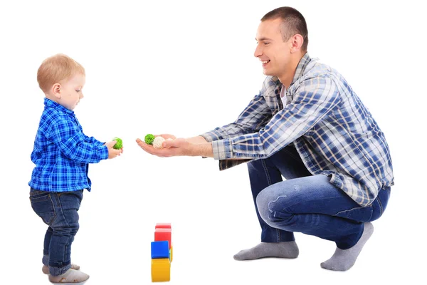 Щасливий молодий батько грає з маленьким сином ізольовано на білому — стокове фото
