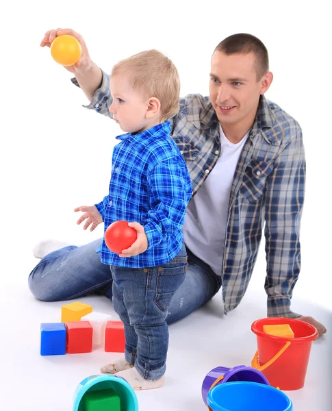 Glad ung pappa leker med lilla son isolerad på vit — Stockfoto