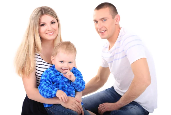 Gelukkige jonge paar met kleine baby geïsoleerd op wit — Stockfoto