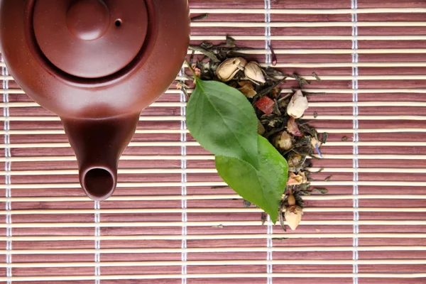 Pflanzlicher natürlicher floraler Tee-Aufguss mit Zutaten aus trockenen Blumen, auf Bambusmatte Hintergrund — Stockfoto