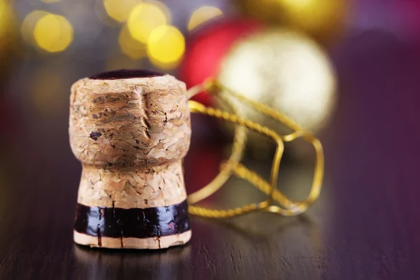 Пробка от шампанского на фоне рождественских огней — стоковое фото