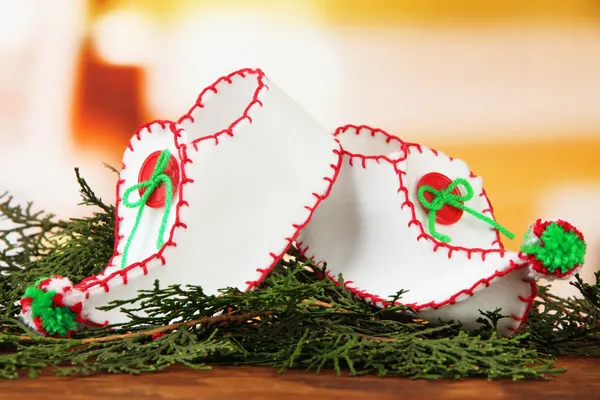 Sapatos decorativos de Natal na mesa no fundo brilhante — Fotografia de Stock