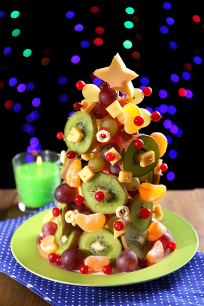 Frukt julgran på bordet på mörk bakgrund — Stockfoto