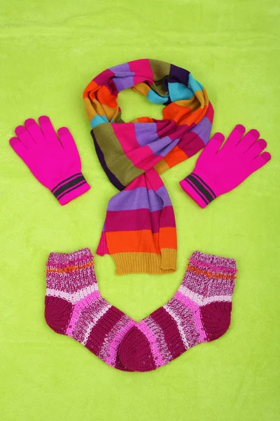 Winter scarf, gloves and socks, on color background — Stock Photo, Image