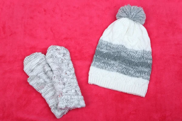 Wintermütze und Handschuhe, auf farbigem Hintergrund — Stockfoto