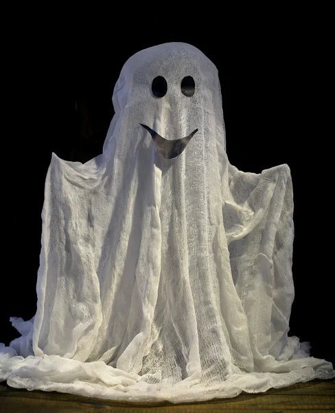 Koyu arka plan üzerinde Halloween hayalet — Stok fotoğraf