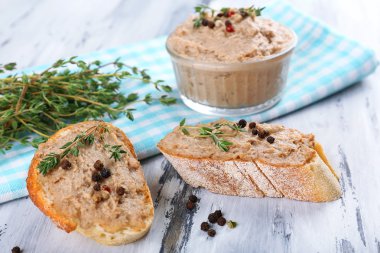 ahşap masa üstünde ekmek ile taze ezme