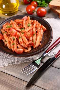 Tablo yakın çekim üzerinde tabakta domates soslu makarna