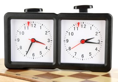 Satranç saat ve üzerinde beyaz izole Pano