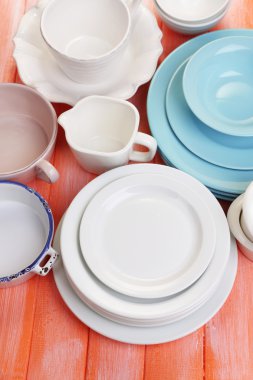 ahşap masa üzerinde farklı yemek takımı