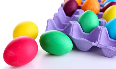 tepsi üzerinde beyaz izole renkli Paskalya yumurtaları