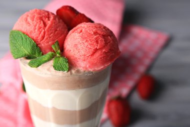 ahşap masa üzerinde sorbe ile lezzetli çikolatalı Mus