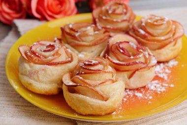 Gül tablo yakın çekim plaka üzerinde apple ile lezzetli puf böreği şeklinde