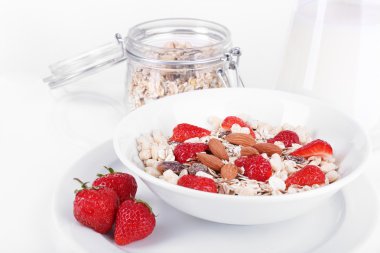 sağlıklı tahıl süt ve çilek beyaz izole kase